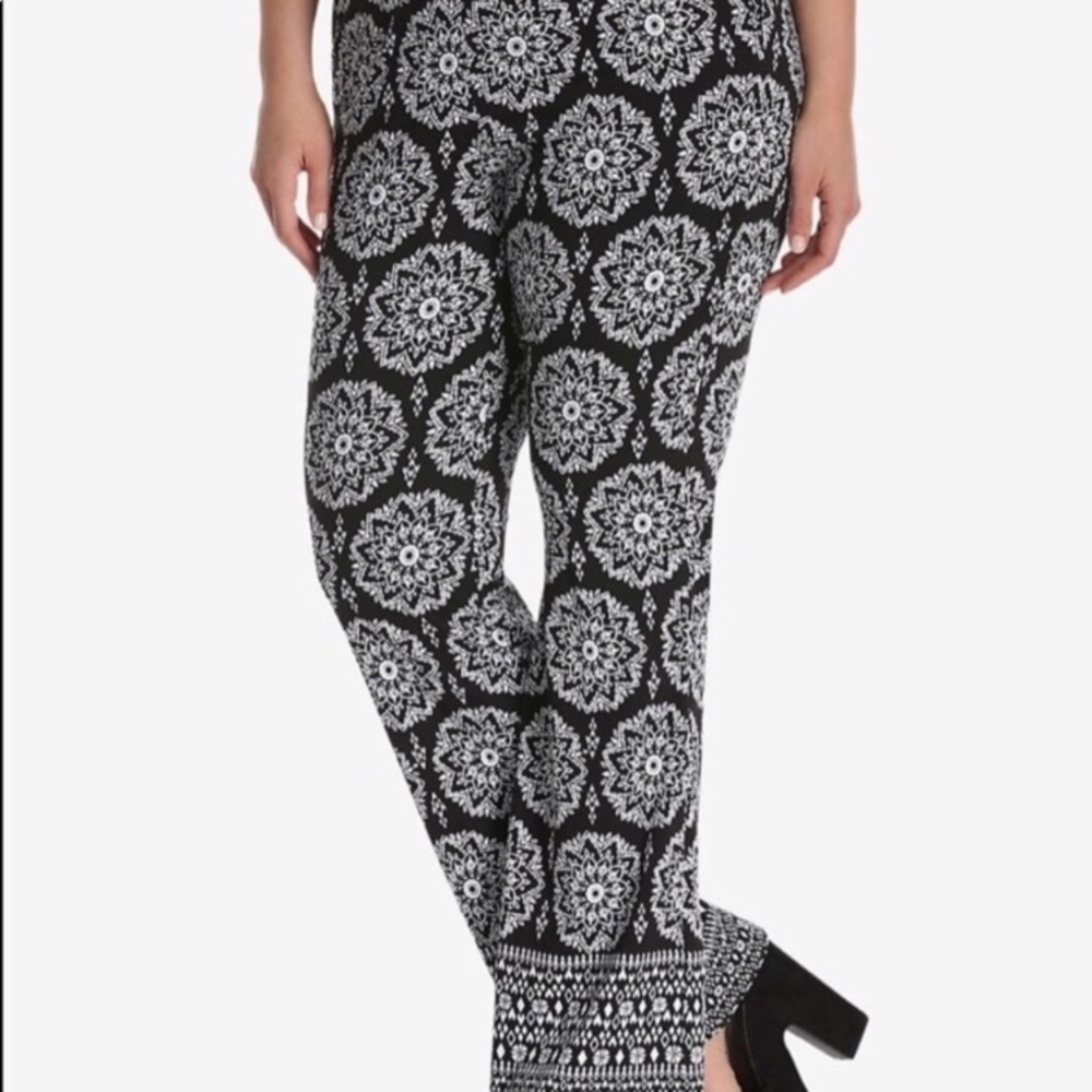 26W Torrid Print Flare Pants